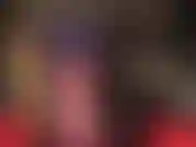 A bunda perfeita e redonda da senhora vivian fica incrível nesta saia roxa de látex com renda nas costas e meia-calça roxa transparente e brilhante.