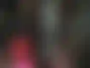 Adoradora da deusa do látex. A senhora está vestida com borracha preta e vermelha, exibindo suas curvas fantásticas, provocando sensualmente com suas pernas longas e bunda.