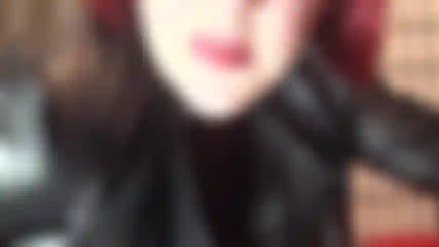 Com fetiche por cuspe - a amante é gentil o suficiente para lhe oferecer um gole de seu saboroso cuspe direto de sua boca de batom vermelho.