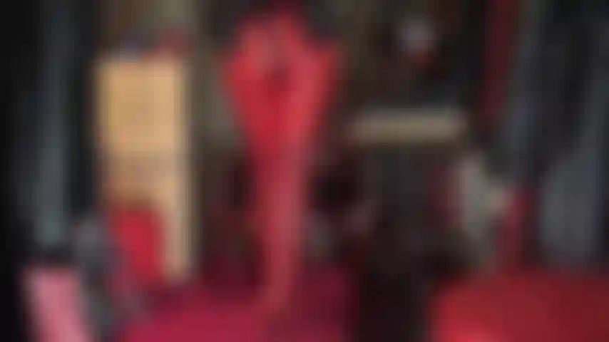 Bunda e pau - ambos te deixam com muito tesão, ao ver a bunda maravilhosa e redonda da patroa em leggings vermelhas justas com seu strapon preto gigante balançando.