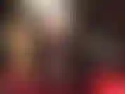 Seja um bom menino e se masturbe para as minhas incríveis pernas cruzadas, de ligas e meias por cima da meia-calça. Se aproxime para ver minhas pernas e minha bunda.