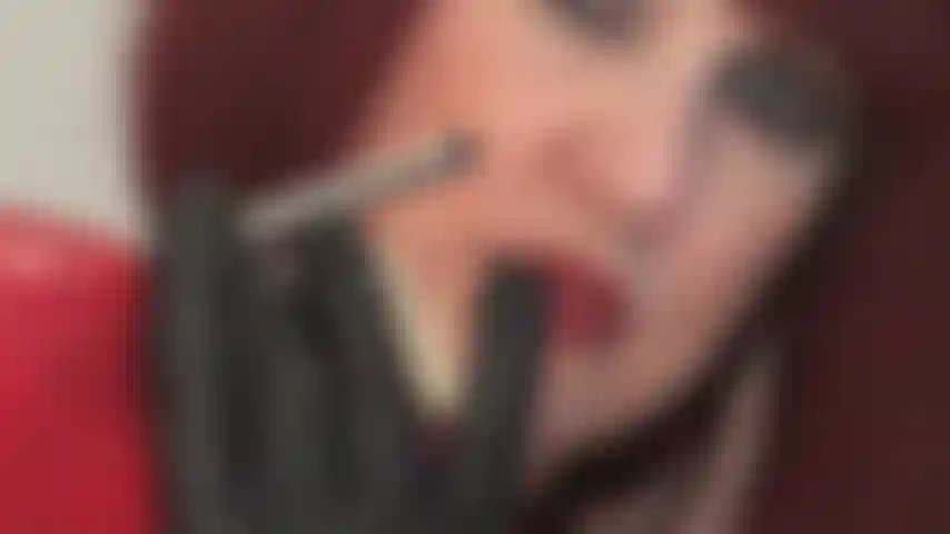 Sedução com salto agulha - seu desejo de lamber esses saltos prateados brilhantes é enorme. A senhora provoca com seus olhos hipnotizantes, língua e luvas de couro em sapatos vermelhos brilhantes.