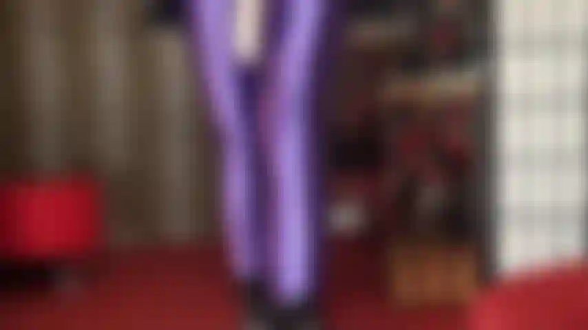 Sexo oral hardcore com strapon, usando meia-calça de lycra roxa metálica, couro e botas de cano curto. Agarro suas bolas enquanto você chupa o pau da sua amante.