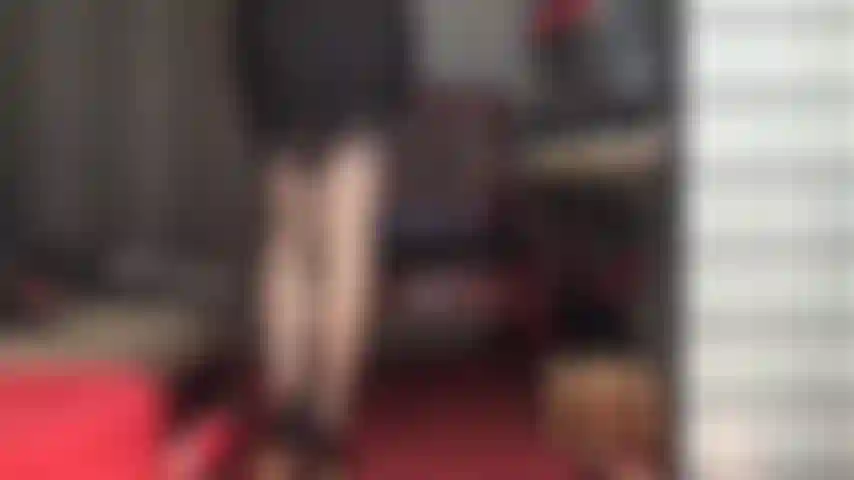 Ligas, meias de náilon pretas vintage com costura, luvas sensuais e saltos altos deixam o seu pau de escravo superexcitado. Meias são colocadas sobre meias nude brilhantes. Quanto dessa provocação brilhante o seu pau aguenta?