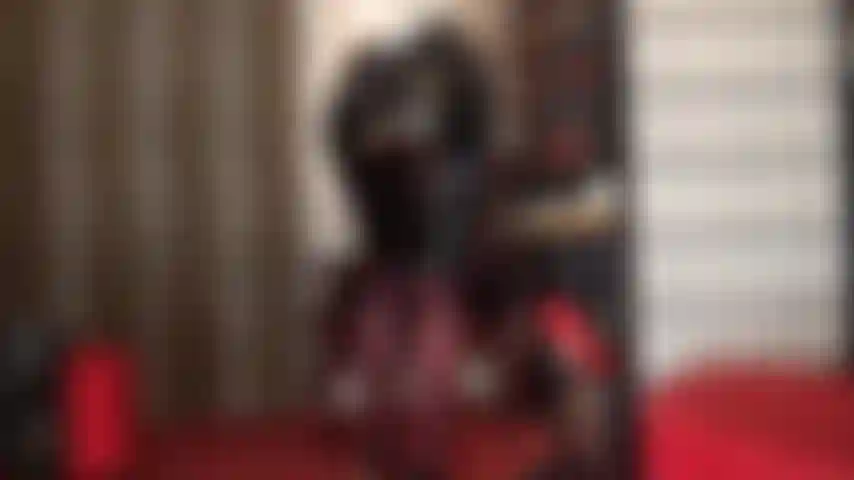 Admiro a bunda incrível da minha amante, com uma saia lápis de pvc brilhante e meia-calça marrom opaca com calcinha de renda por baixo.