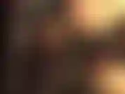 Com meias de renda pretas sensuais e sapatos de couro vermelho em pernas longas e quentes, enquanto a patroa provoca um grande pau preto.