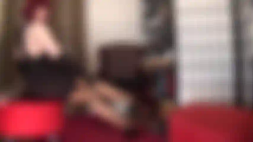 Provocadora, de meias marrons, ligas e lingerie de renda.