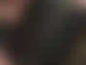 Couro preto, olhos azuis, batom vermelho. Luvas e adoração facial - esta será sua nova maneira favorita de adorar sua deusa!