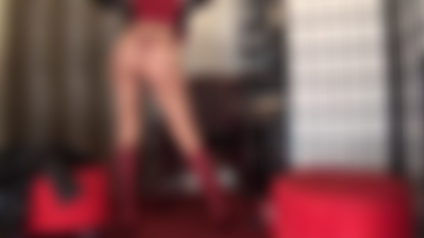 Adoro minha bunda perfeita e redonda em meia-calça bege e nua em uma tanga vermelha. Inclui close-up extremo das minhas curvas em calcinha minúscula - uma visão que vai te deixar babando.