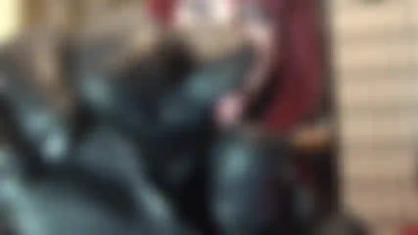 Dominada pela amante do couro e seu pau gordo e marrom.