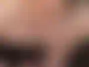 A senhora masturba seu grande e saboroso pau direto na sua boca, esvaziando suas bolas na sua garganta com uma rápida punheta.