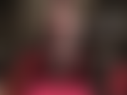 Pernas incríveis e provocantes com meia-calça preta transparente, saltos vermelhos de aço, espartilho de couro e luvas. Pernas cruzadas e pernas estendidas deixam você fraca e se contorcendo.