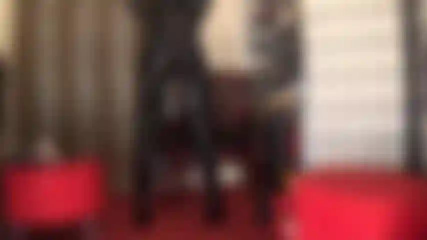 A amante do beijo tem a bunda incrivelmente gostosa, com jeans apertados de pvc brilhante e botas acima do joelho.