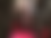 Com pernas e bunda de meia-calça sexy em meias de náilon pretas transparentes, combinadas com sandálias de couro e plataforma.