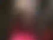 Com pernas e bunda de meia-calça sexy em meias de náilon pretas transparentes, combinadas com sandálias de couro e plataforma.