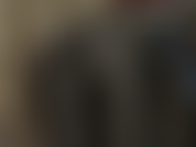 A bunda incrível da senhora em calças de cetim preto brilhante é sua para admirar.