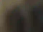 A bunda incrível da senhora em calças de cetim preto brilhante é sua para admirar.