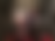 Curvas irresistíveis em um body de nylon preto transparente e calcinha por baixo da meia-calça.