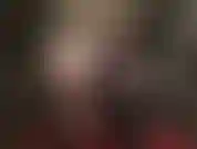 Curvas irresistíveis em um body de nylon preto transparente e calcinha por baixo da meia-calça.