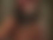 Fetiche por golas levantadas com casacos de couro em camadas. Senhora, que levanta as golas da blusa e das jaquetas de couro.