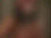 Fetiche por golas levantadas com casacos de couro em camadas. Senhora, que levanta as golas da blusa e das jaquetas de couro.