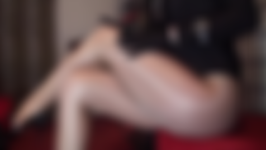 Com meia-calça bronzeada super brilhante e super sexy e sapatos de salto alto pretos brilhantes.