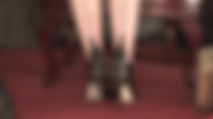 Espartilho de salto alto com cadarço nas costas - adoração por saltos, fetiche por pés, meia-calça com costura, mergulho nos sapatos, arcos altos, luvas de couro e provocação com chicote de montaria.