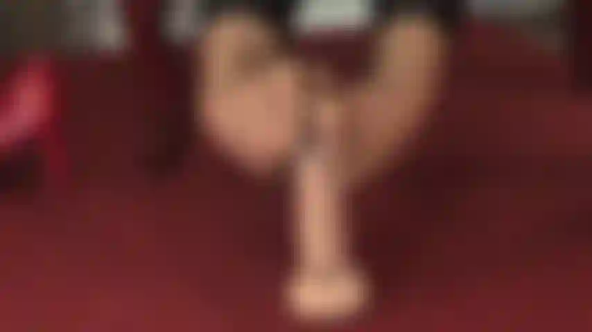 Faço footjob com meia-calça bege - veja esses pés perfeitos envolvendo um pau grande.