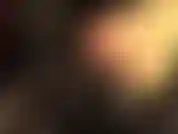 Mmm luvas de couro... Senhora vestida em couro completo com toques de chapéu e provocações com luvas de couro de perto.