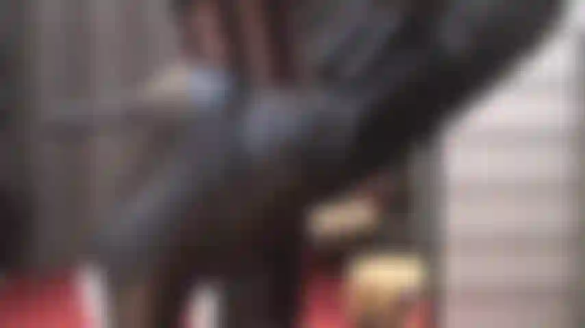 Adoro botas e luvas de couro em meia-calça listrada. A senhora vivian passa os dedos de couro lentamente pelos seus maravilhosos joelhos de couro, despertando em você o forte desejo de gozar em sua mão enluvada.