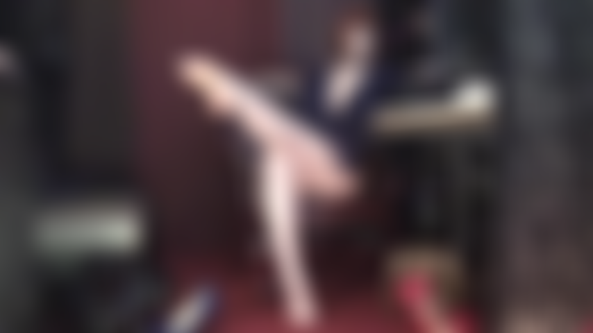 Fetiche por pés sensuais e foda mental - a amante vivian adora brincar com seu pau e sua mente. Ela te faz se aproximar de suas pernas nuas, pés descalços e provocações com seus mamilos.