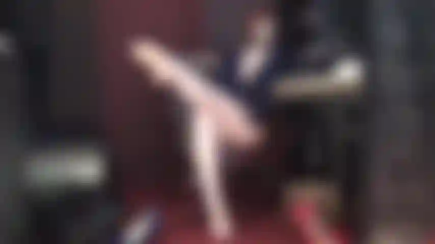 Fetiche por pés sensuais e foda mental - a amante vivian adora brincar com seu pau e sua mente. Ela te faz se aproximar de suas pernas nuas, pés descalços e provocações com seus mamilos.