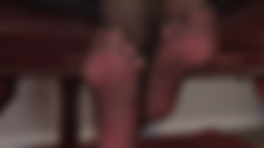 Você tem uma fraqueza por pés em meias-calças com costura - meias-calças pretas transparentes com costura contrastante vermelha são tão lindas.