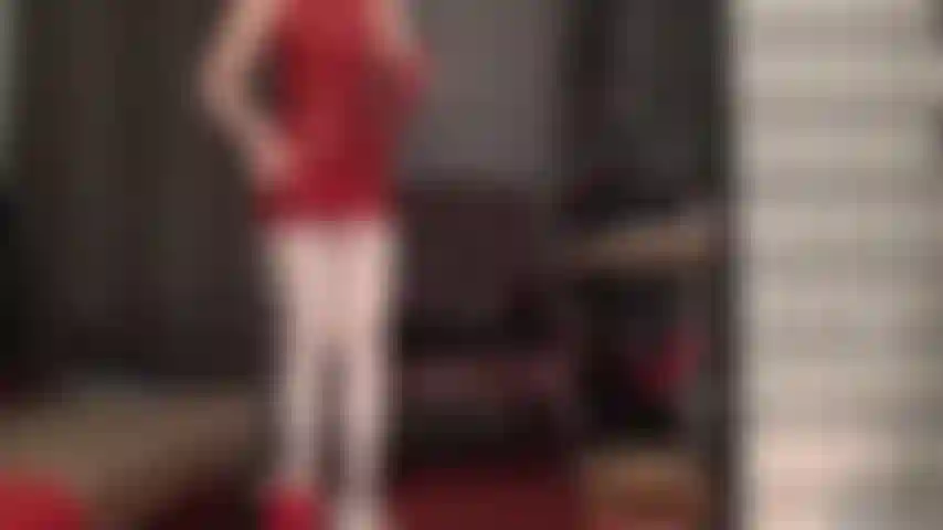 Látex vermelho combina bem com meia-calça branca. A amante usa um minivestido vermelho de borracha e meia-calça branca brilhante. Ela adiciona luvas de látex na altura dos ombros e uma tanga vermelha minúscula para criar uma visão tentadora por baixo da saia.