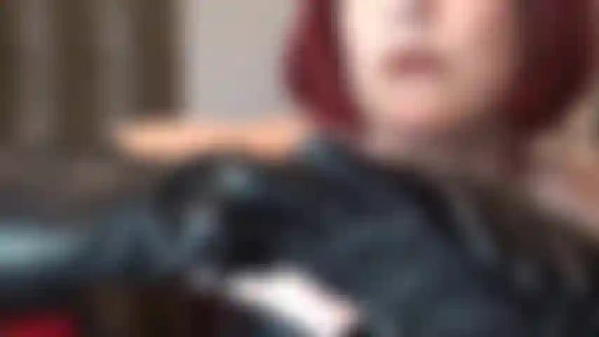 Uma linda tentação de couro - couro preto sobre pele branca e pálida. A senhora vivian provoca com ombros nus, espartilho de couro e luvas longas.