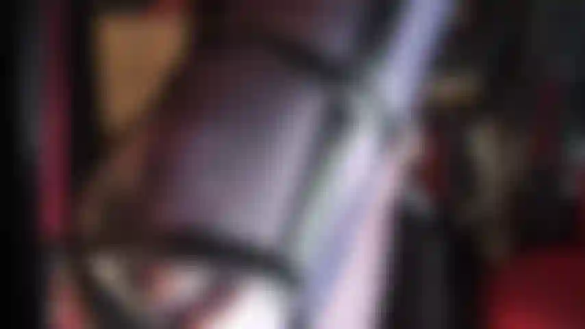 Com pernas longas e sensuais de nylon e dedos bonitos, usando meia-calça azul-marinho brilhante e sandálias de salto agulha com tiras.