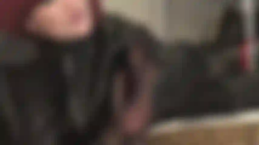 Adoro meus pés perfumados em meia-calça preta reforçada enquanto eles descansam sobre a mesa.