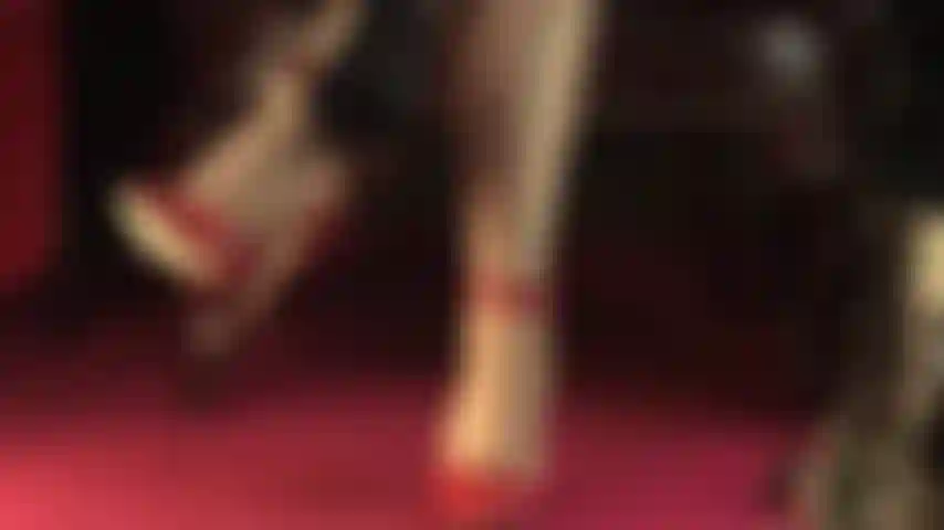 Adoro meus pés em meia-calça opaca bege e saltos vermelhos de tiras no tornozelo até a perfeição dos pés descalços.