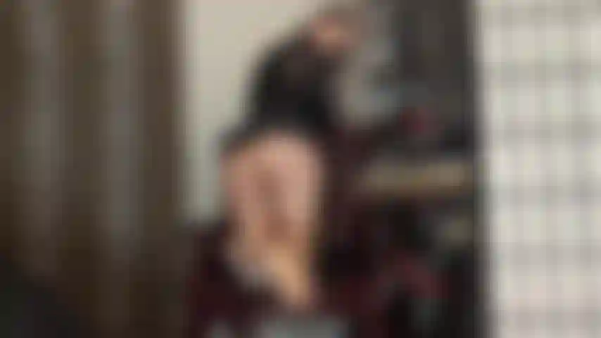 Você é viciada nos pés e na bunda da sua amante. Chegue mais perto, cheire essas solas de náilon suadas e passe o nariz por toda a costura da meia-calça.