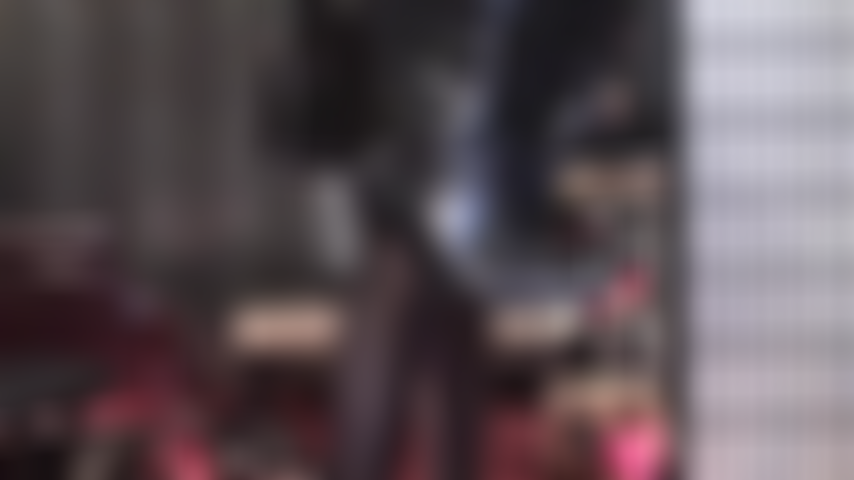 Adoro botas de couro - a senhora vivian, vestida em pvc preto brilhante, exige adoração de um par de botas de couro até o joelho e botas de couro plataforma até a coxa.