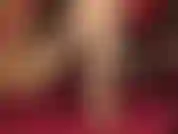 Com pernas de meia-calça douradas brilhantes balançando em mulas de couro baixas, provocando o pau com os pés e as mãos enluvadas.