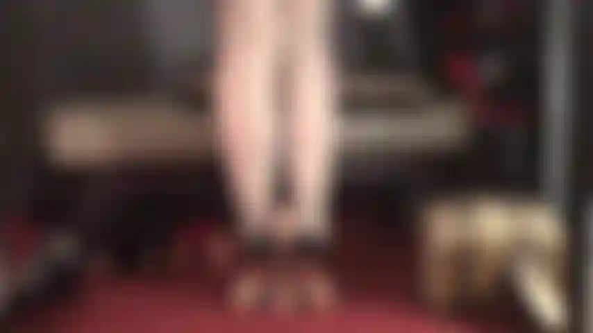 Meias com costuras marfim e saltos agulha brilhantes dominam seu pau. Delicie-se com essa provocação com os pés e o calcanhar.