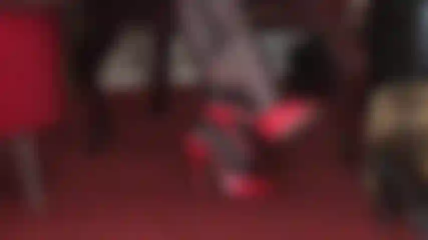 Curve-se até os calcanhares e pés dela - você rastejará lentamente em direção aos pés de meia-calça da senhora, em mulas de couro vermelho, admirando cada centímetro dela.