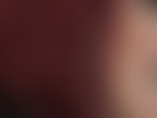 Fetichista por batom vermelho escuro e brincadeira com cuspe.