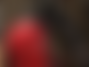 Com fetiche por látex - vestida em látex brilhante super justo e observe sua amante fazer uma punheta com luvas.