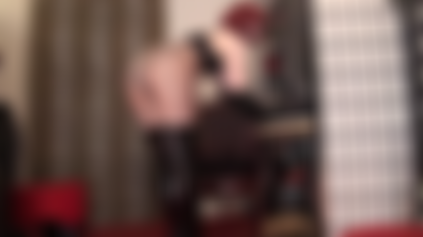 Provocadora de calcinhas - a amante exibe uma variedade de suas novas calcinhas, feitas de cetim brilhante e renda, em meia-calça arrastão com costura e bunda nua enquanto acaricia o pau do seu escravo com muito cuspe.