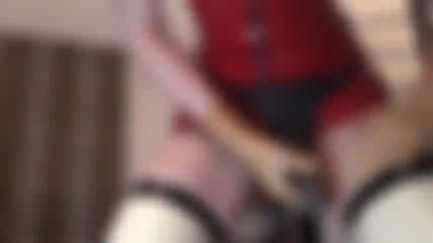 A senhora lubrifica seu pau e o acaricia com força, ordenhando-o em sua boca.