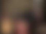 Admiro a bunda maravilhosa da minha amante, vestida com uma minissaia preta de borracha e meias arrastão brilhantes em camadas e meia-calça.