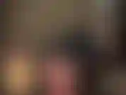 Admiro a bunda maravilhosa da minha amante, vestida com uma minissaia preta de borracha e meias arrastão brilhantes em camadas e meia-calça.