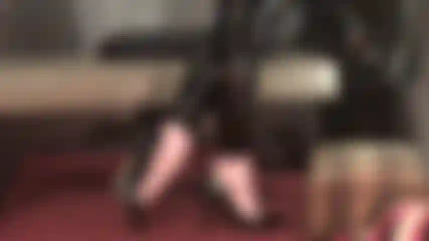 Para os amantes de pés e saltos... Fetiche por pés, mergulho de sapatos, saltos altos, pés descalços, leggings de pvc.